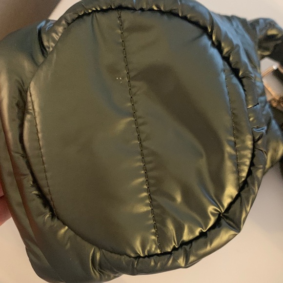 Wonderful Black Crossbody Hydro Bag w/Gold Accents. Holds water bottle & more! - Picture 11 of 11